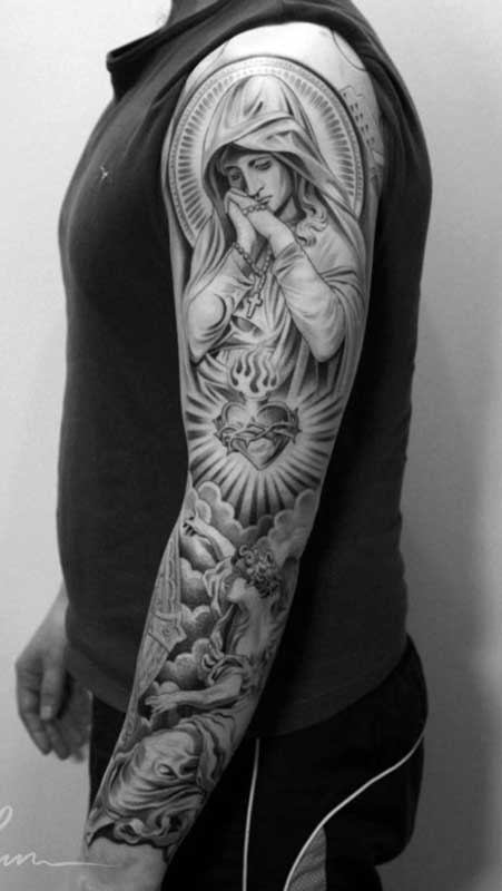 Para quem deseja uma tatuagem de santa que cubra todo o braço, essa é uma ótima opção