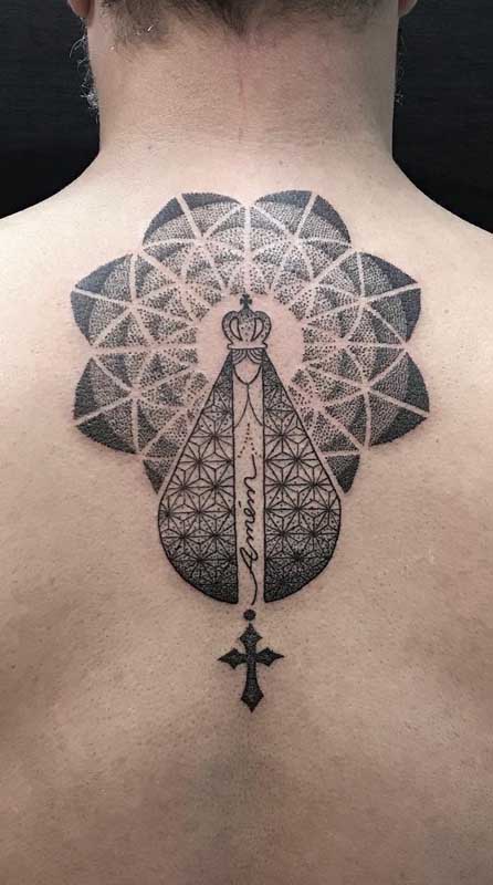 Tatuagem de santa com mandala nas costas