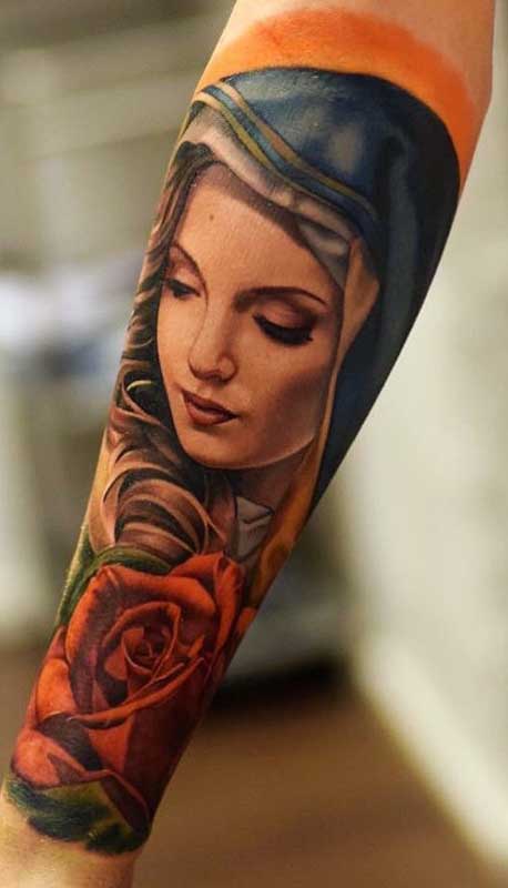 Uma linda inspiração de tatuagem de santa super realista no braço