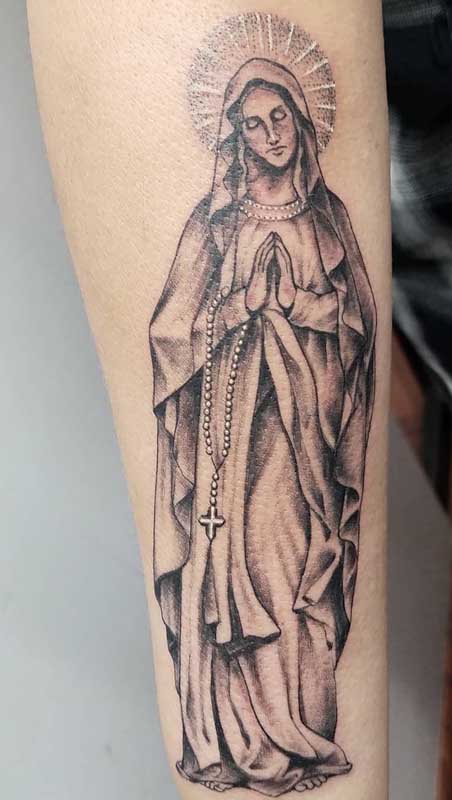 Tatuagem de santa com terço. Oração e devoção