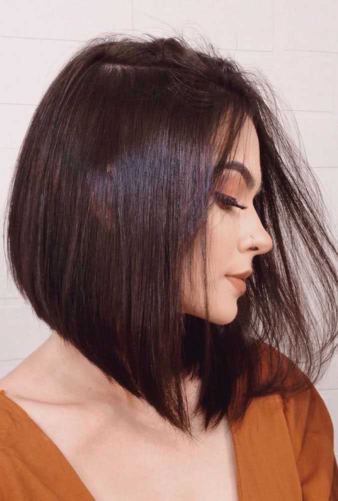 Corte chanel com bico deixa o cabelo liso leve e elegante.