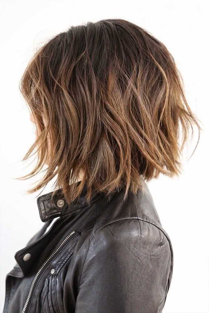 A iluminação cold brew faz um efeito de claro e escuro nas mechas e deixa o corte chanel longo num estilo rocker.