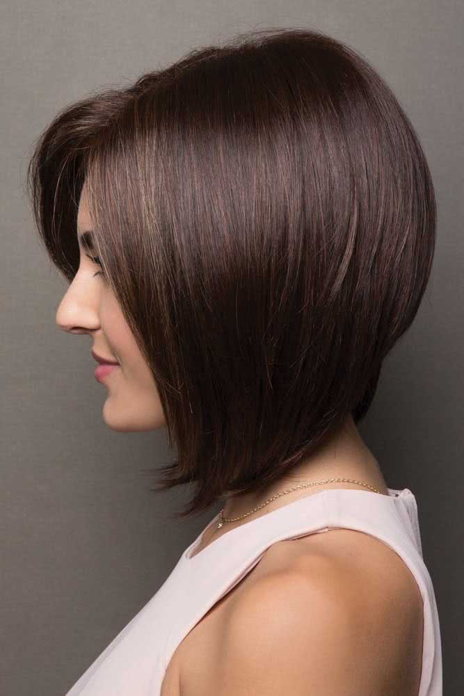 Mas para quem prefere um pouco mais longo, que tal esse corte chanel com bico e franja lateral?