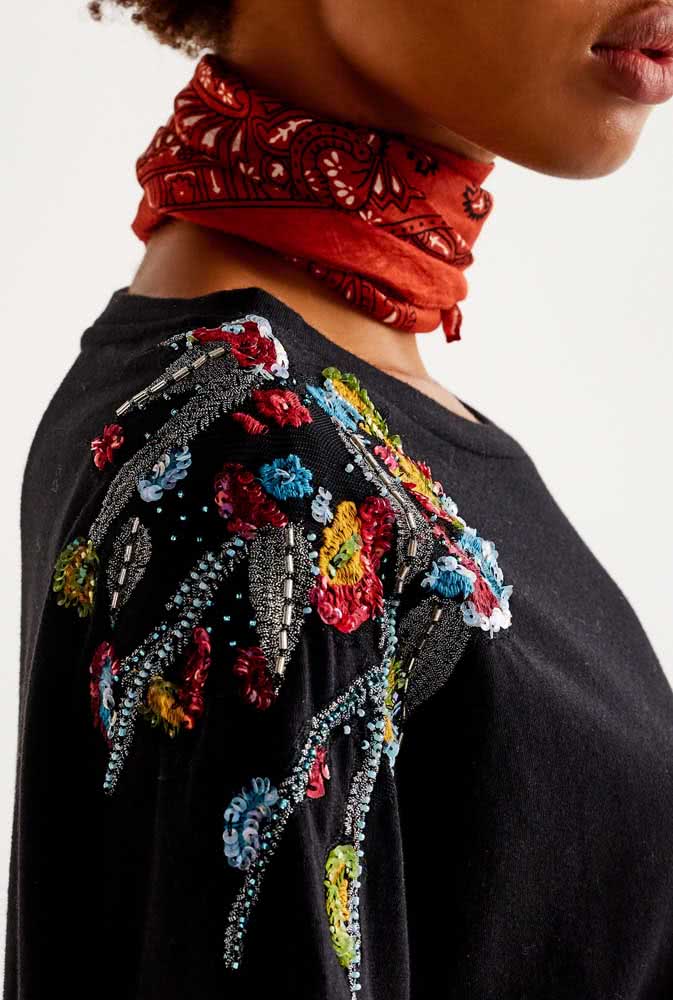 Customização de blusa feminina com aplique de bordados e miçangas no ombro