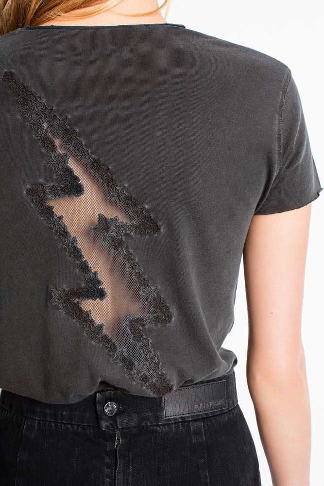 Customização de blusa com renda. Aqui, o recorte em formato de raio foi preenchido com o tecido delicado e romântico 