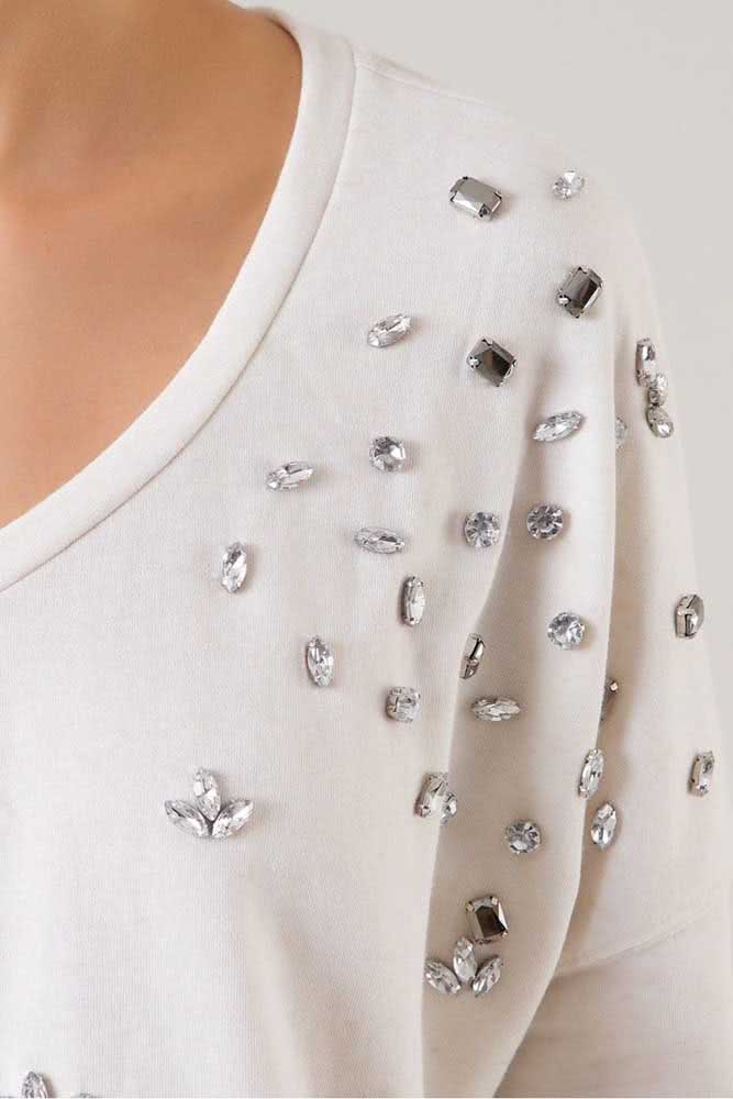 As pedrarias trazem um toque glamoroso e elegante para a blusa customizada
