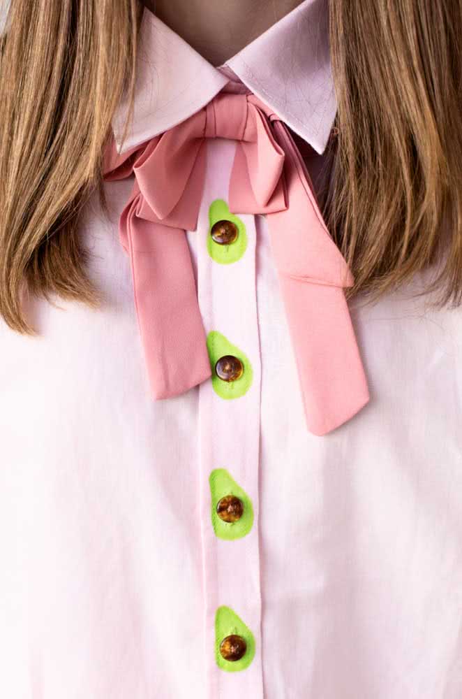 Que tal agora investir na customização dos botões da sua blusa? Fica criativo e original