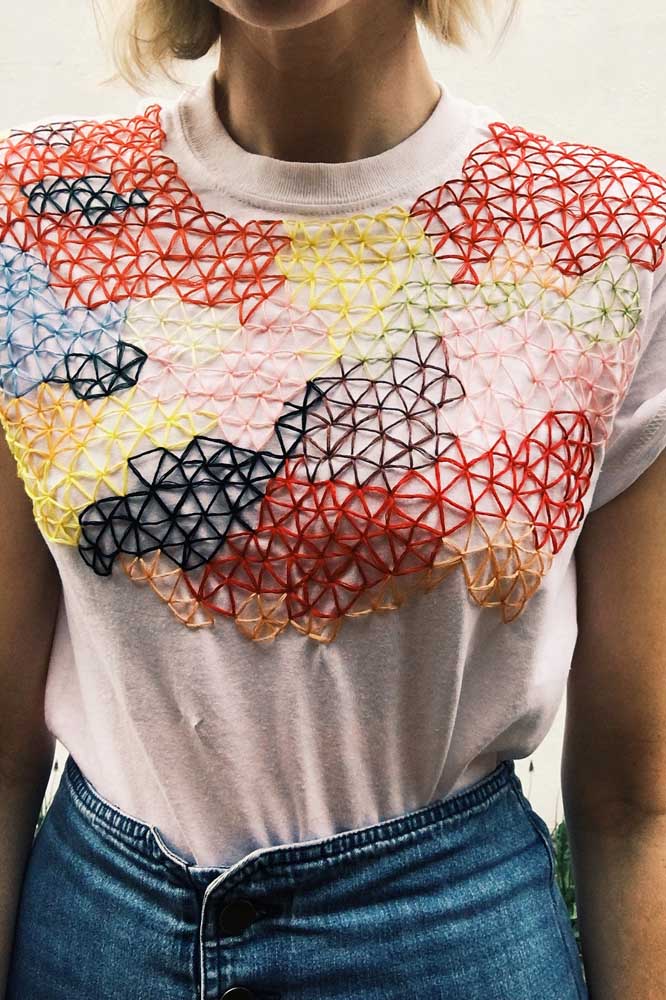 Customização de camiseta com bordado: ótima ideia para quem tem habilidade com as agulhas e as linhas