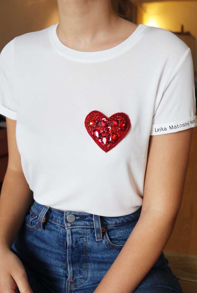 Um coração de miçangas para quebrar a brancura da camiseta básica