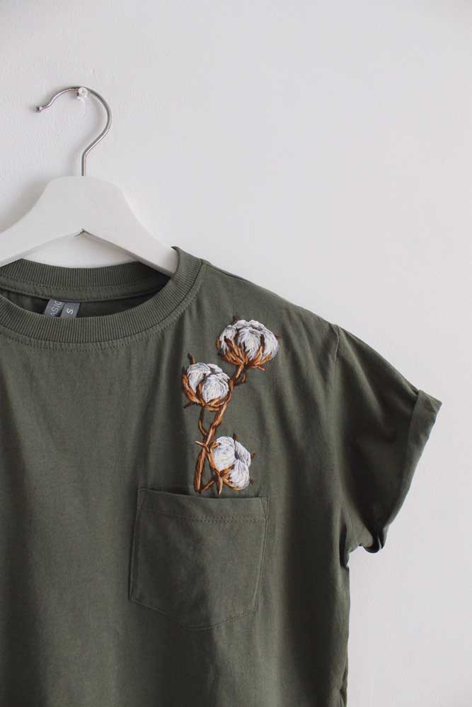 Olha que detalhe lindo: flores de algodão bordada na camiseta