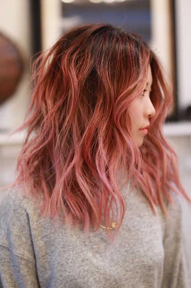 Já esse long bob possui um comprimento um pouco mais longo do que o normal e um degradê que vai do vermelho vivo ao rosa pastel. 