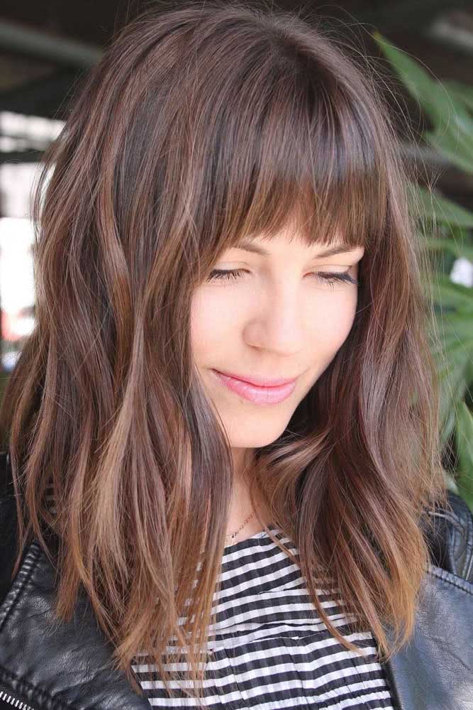 Inspire-se no charme deste long bob com franja reta conectada.