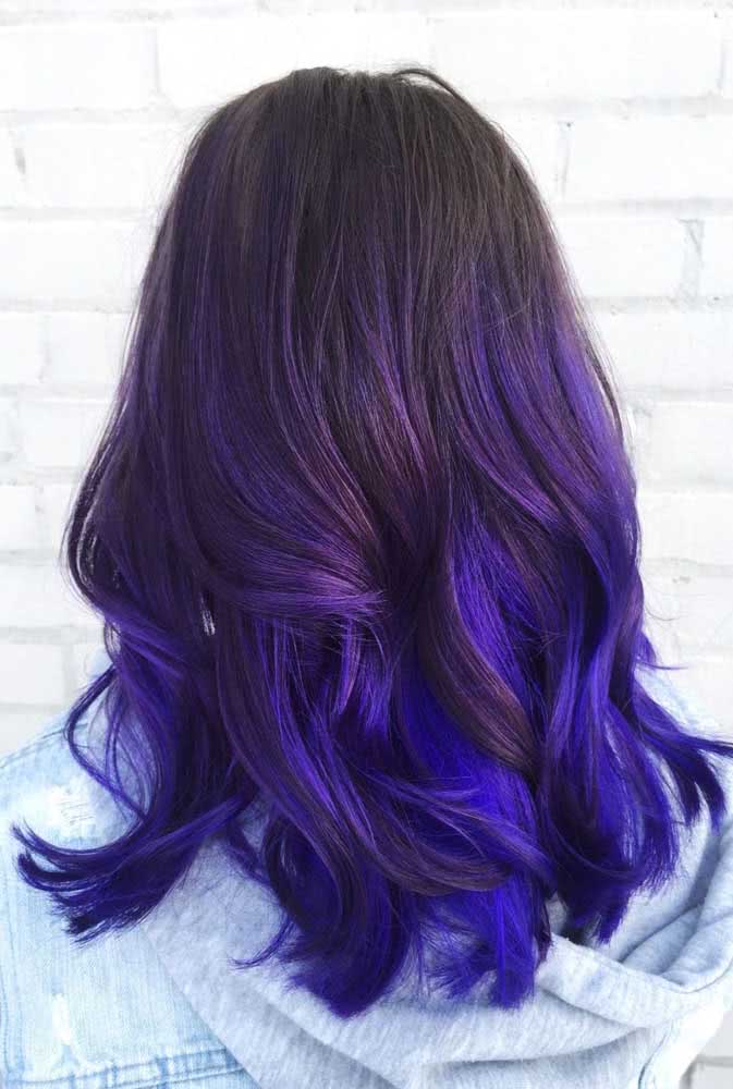 Mas se você quer um toque mais colorido para os seus fios, dê uma olhada nesse long bob com degradê violeta incrível!