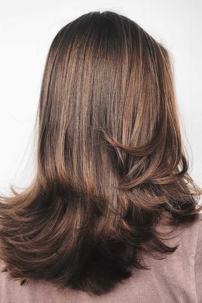 Confira esse long bob abaixo da linha do ombro com uma franja longa finalizado com uma escova com as pontinhas para fora. 