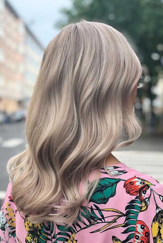 Muito charme também nesse long bob platinado com ondas mais abertas feitas com babyliss, 