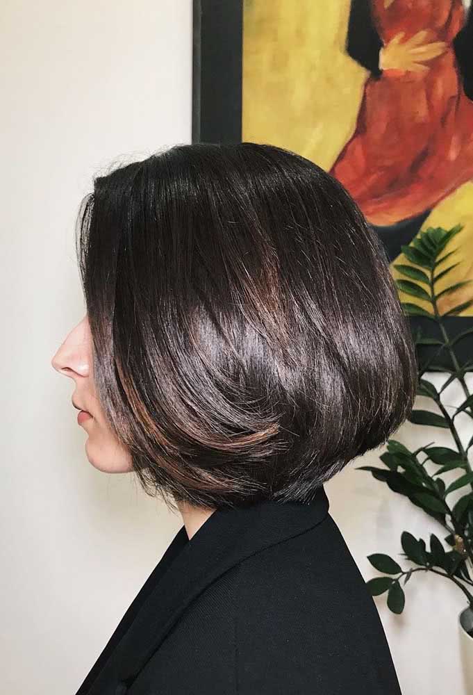 O long bob liso finalizado com as pontinhas voltadas para dentro é um visual clássico e elegante, que nunca sai de moda.