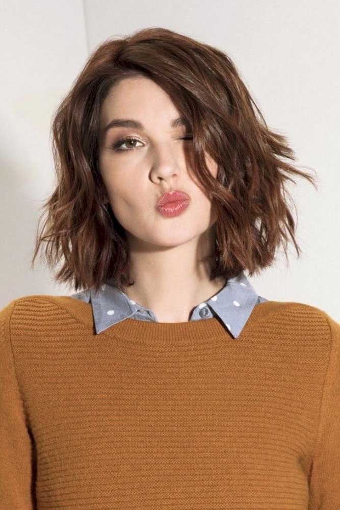 Para trazer um estilo mais descontraído e volume para o seu long bob curto, amasse as pontas com os dedos.