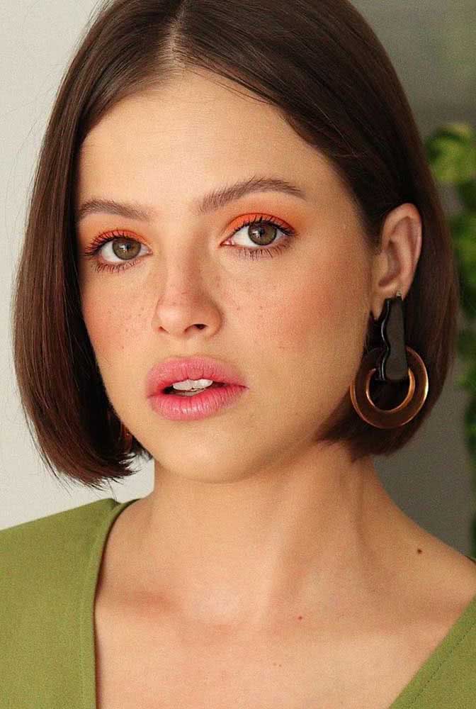 O corte long bob curto na altura do maxilar é um dos queridinhos no momento entre as fashionistas.