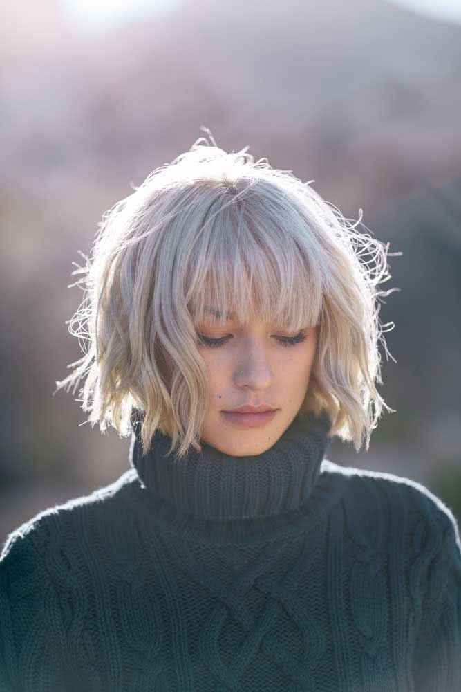 Outra ideia de long bob curto loiro na altura do maxilar e com franja reta para mostrar que este visual combina com todas as épocas do ano.