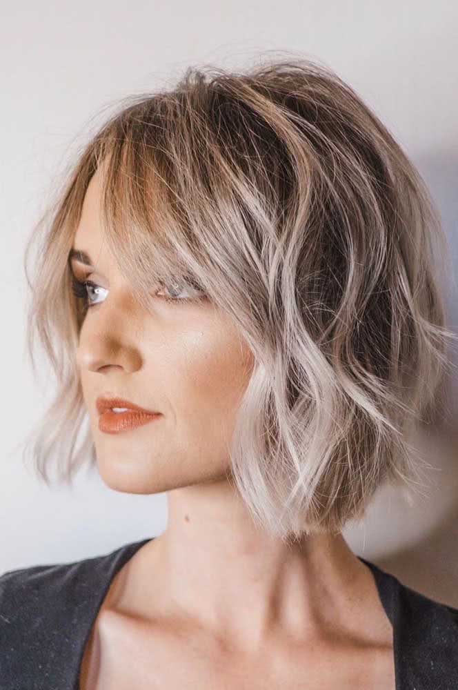 Muito charme e profundidade neste long bob curto degradê com o fundo castanho escuro e mechas platinadas.