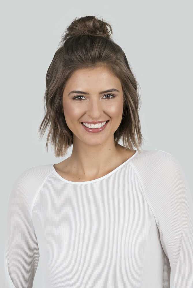 O half bun é outro penteado perfeito para o corte long bob curto, perfeito para usar no dia a dia e em ocasiões informais.