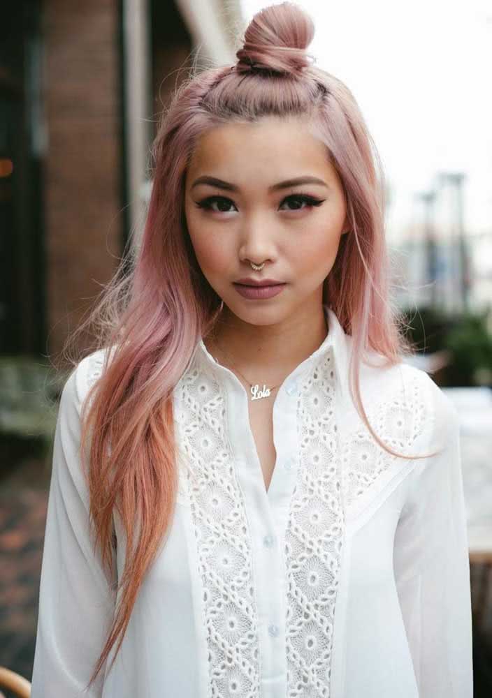 Uma maquiagem simples com batom e blush rosa claro, combinando com o tom do cabelo nesta maquiagem simples, com delineado e rímel preto nos olhos. 