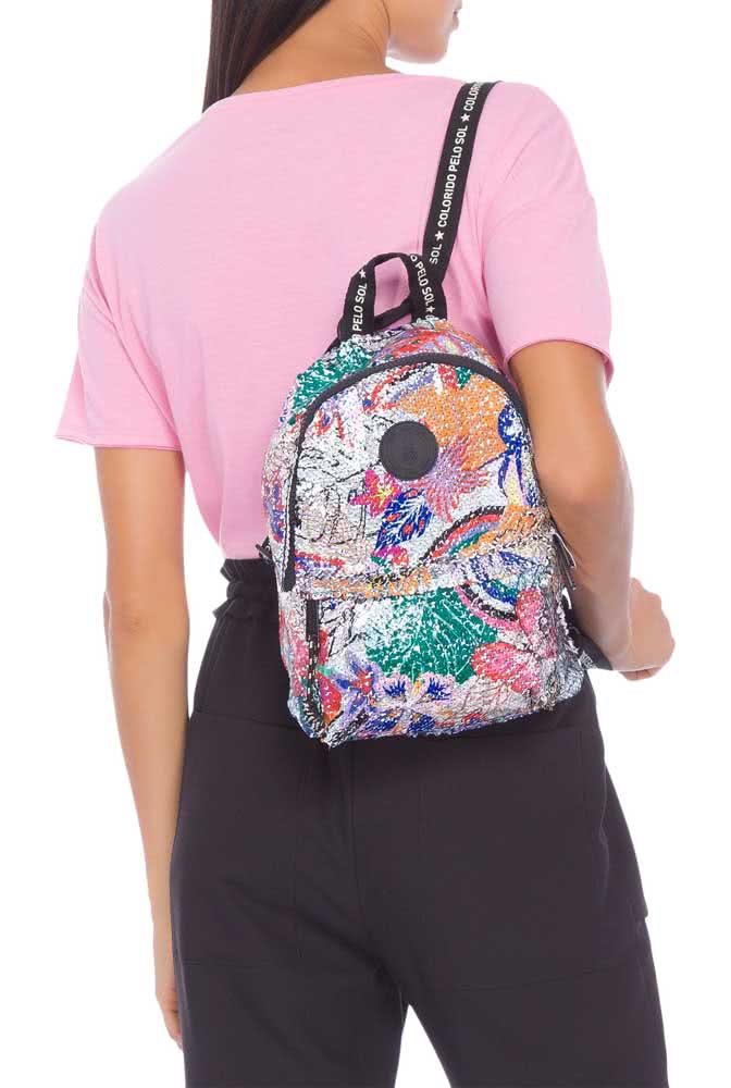 Uma mochila feminina de modelo clássico, mas com tamanho reduzido e feita com uma explosão de cores.
