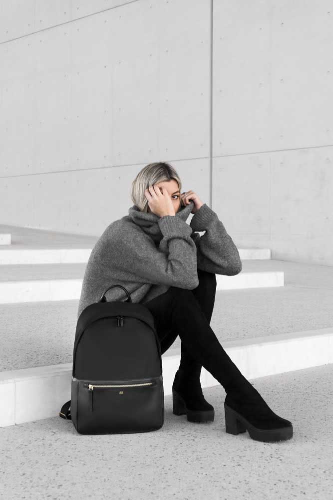 Simples mas muito elegante, uma mochila feminina preta que é a companhia perfeita para os seus looks de trabalho.