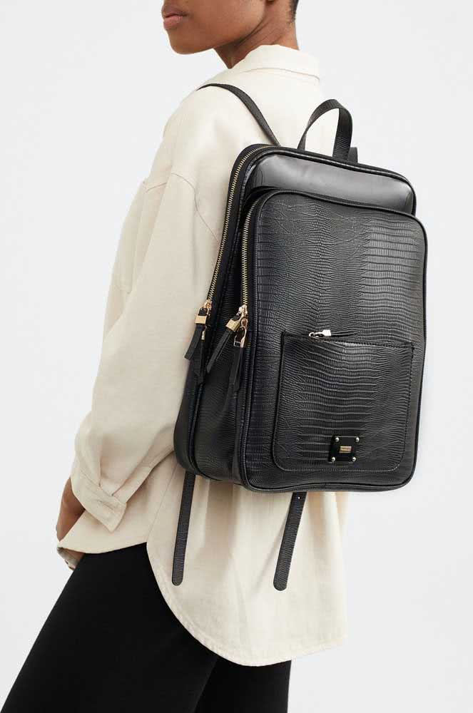 Com dois bolsos ao invés de um esse modelo cheio de elegância é ideal para levar notebook para o trabalho. 