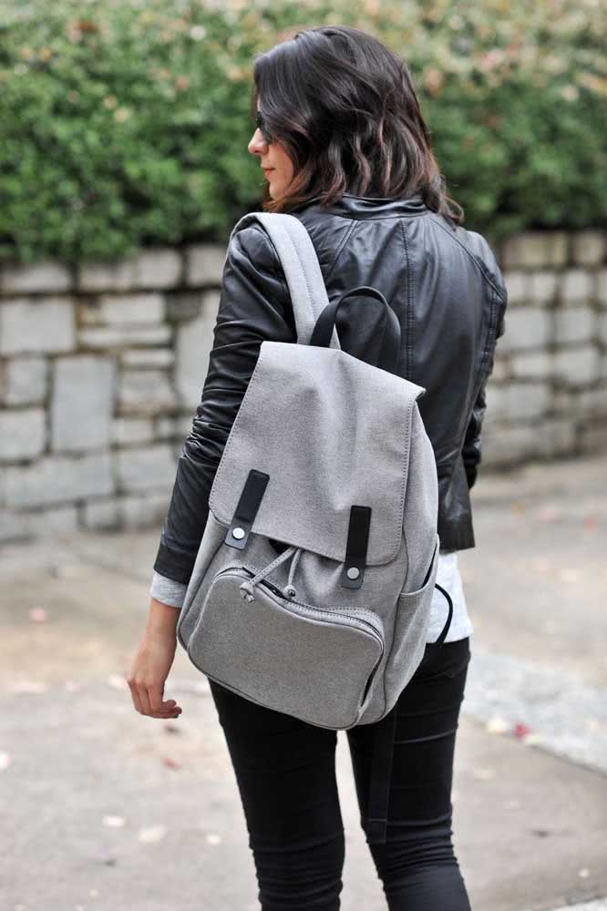 Cinza e com alguns detalhes em preto, uma mochila feminina estilosa para usar em qualquer ocasião.