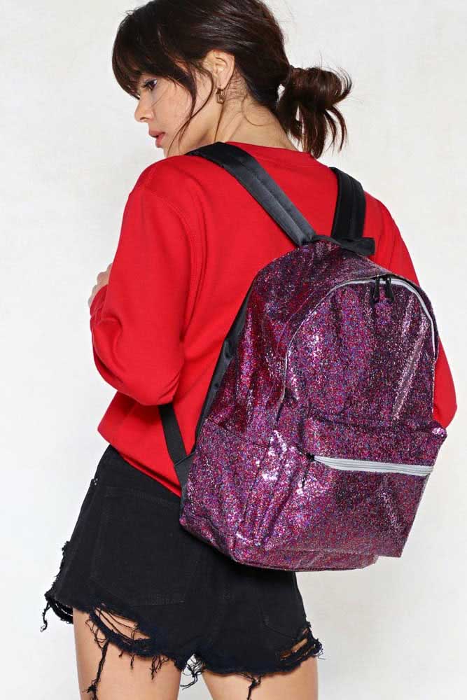 Criatividade também nesta mochila feminina escolar roxa com glitter.