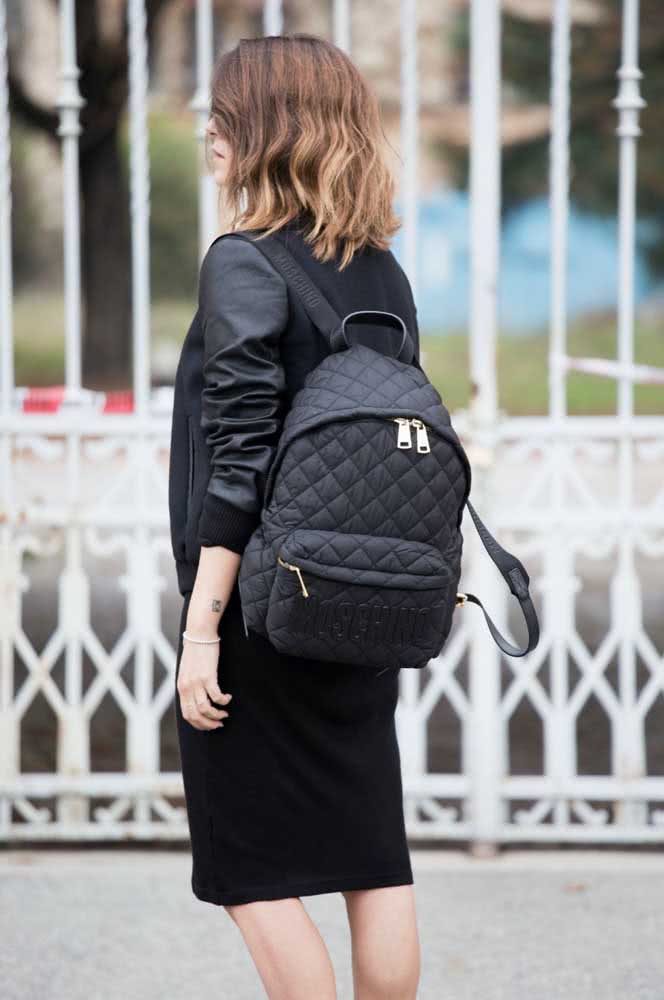 A mochila feminina totalmente preta é uma escolha acertada para quem quer trazer praticidade para o trabalho usando um look esporte fino.