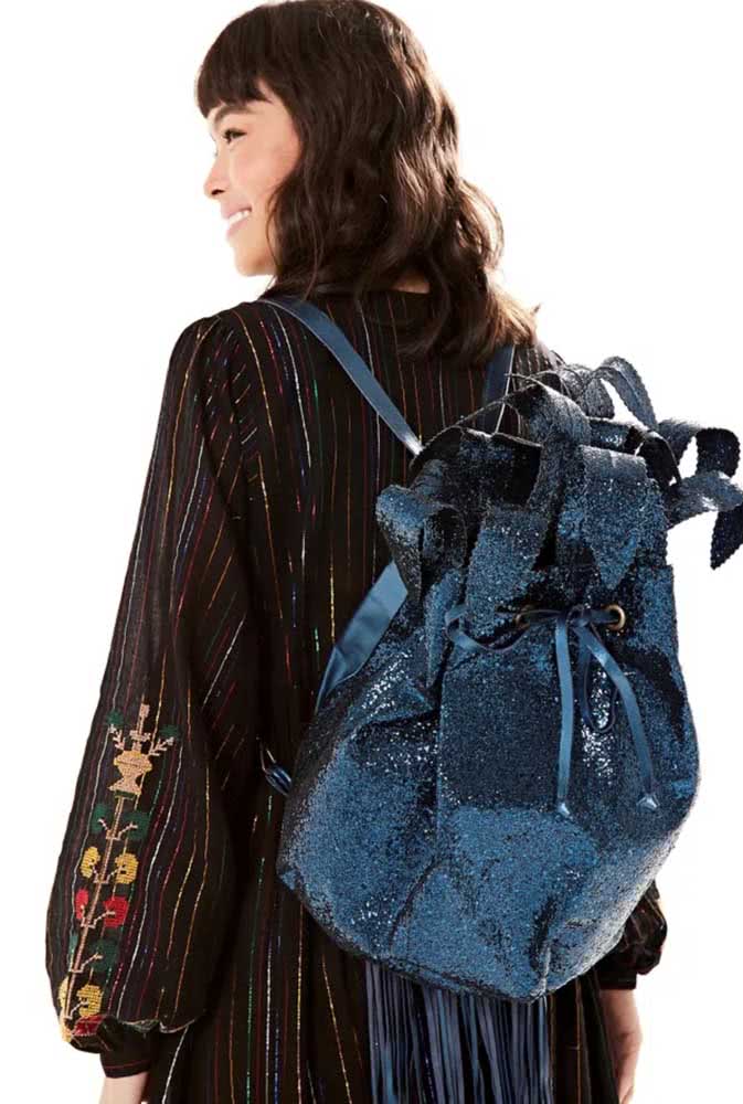 Com glitter e várias listras em formato de folhas dobradas na parte superior, essa mochila feminina chama a atenção por onde passa.