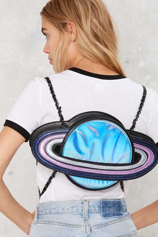 Criativa e ousada, uma mochila feminina inspirada em Saturno e seus anéis para carregar seus sonhos e teorias sobre a vida, o universo e tudo mais!