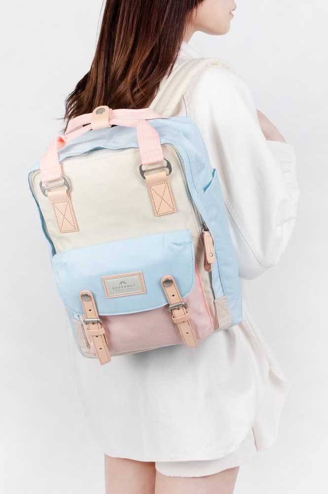 Por outro lado, a mochila azul e rosa pastel é a escolha perfeita para quem gosta do estilo tumblr.