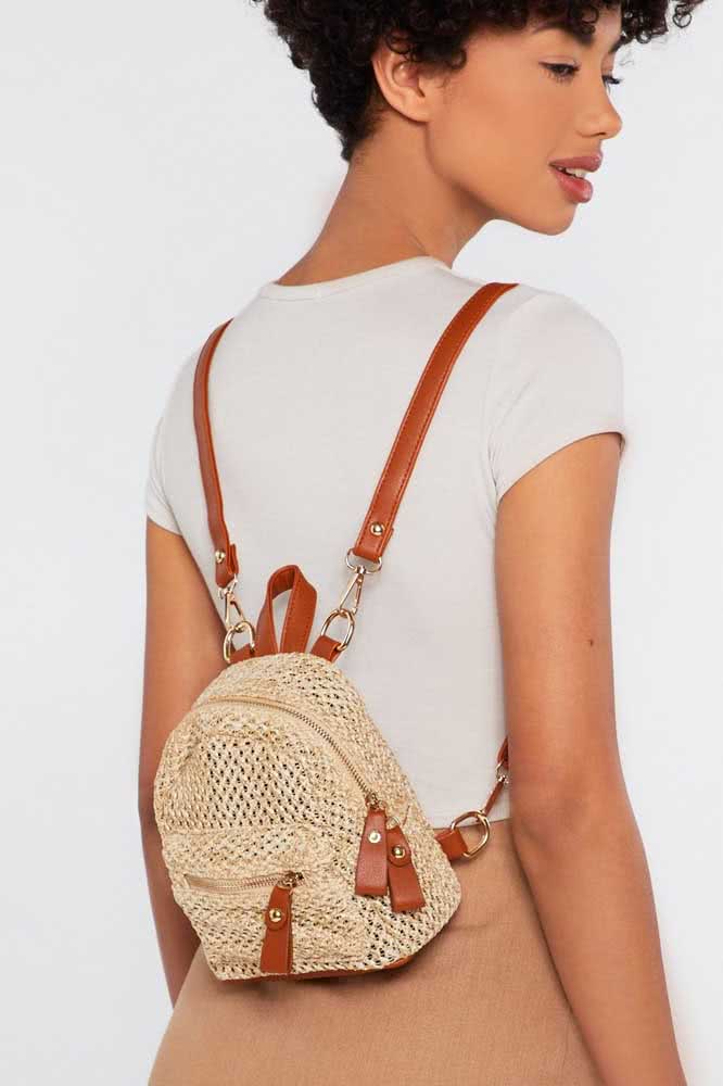 Gosta de produtos feitos com fibras naturais? Então confira essa pequena mochila feminina com trama vazada.