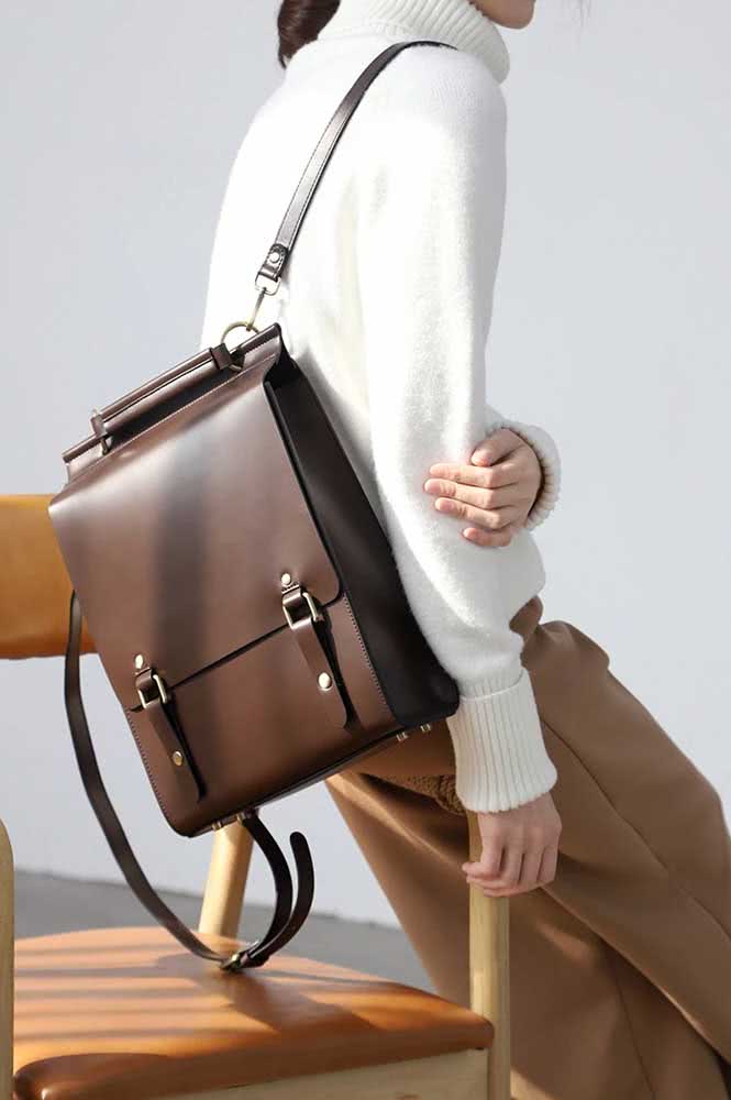 Super elegante e sofisticada, uma mochila feminina de couro marrom que se assemelha a uma pasta profissional.