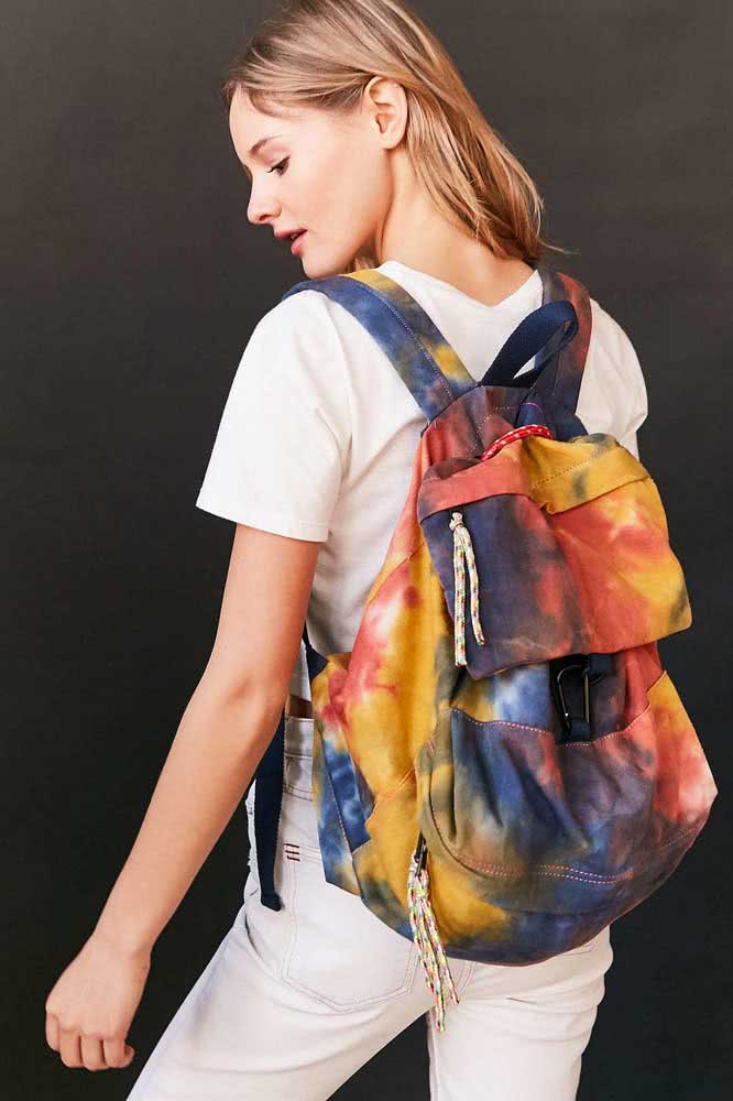 Mais cor e personalidade: mochila feminina escolar tingida em tie dye.