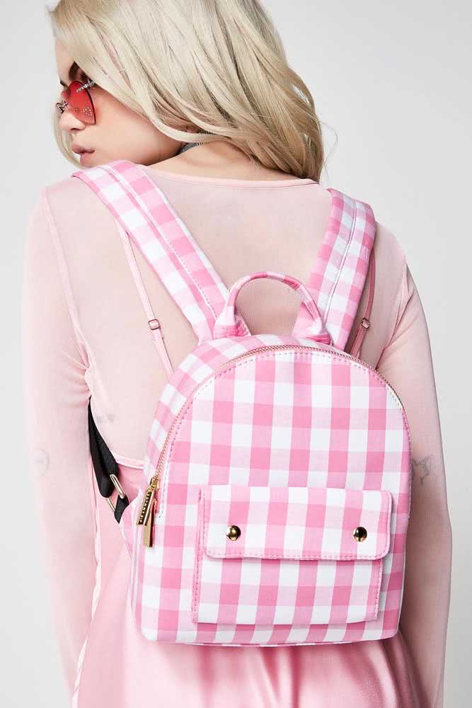 Mochila feminina xadrez rosa e branco, para combinar perfeitamente com o look.