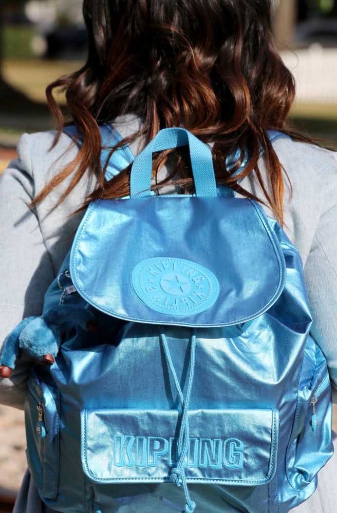 Tecidos com acabamentos diferentes do comum, como este azul metalizado, deixam a mochila feminina ainda mais estilosa. 