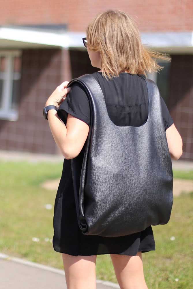 Semelhante a um saco, essa mochila preta praticamente se integra ao corpo e ao look usado. 