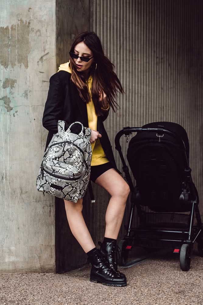 Com estampa de cobra em preto e branco, esta mochila garante personalidade e, ao mesmo tempo, muita versatilidade quando o assunto é compor looks. 
