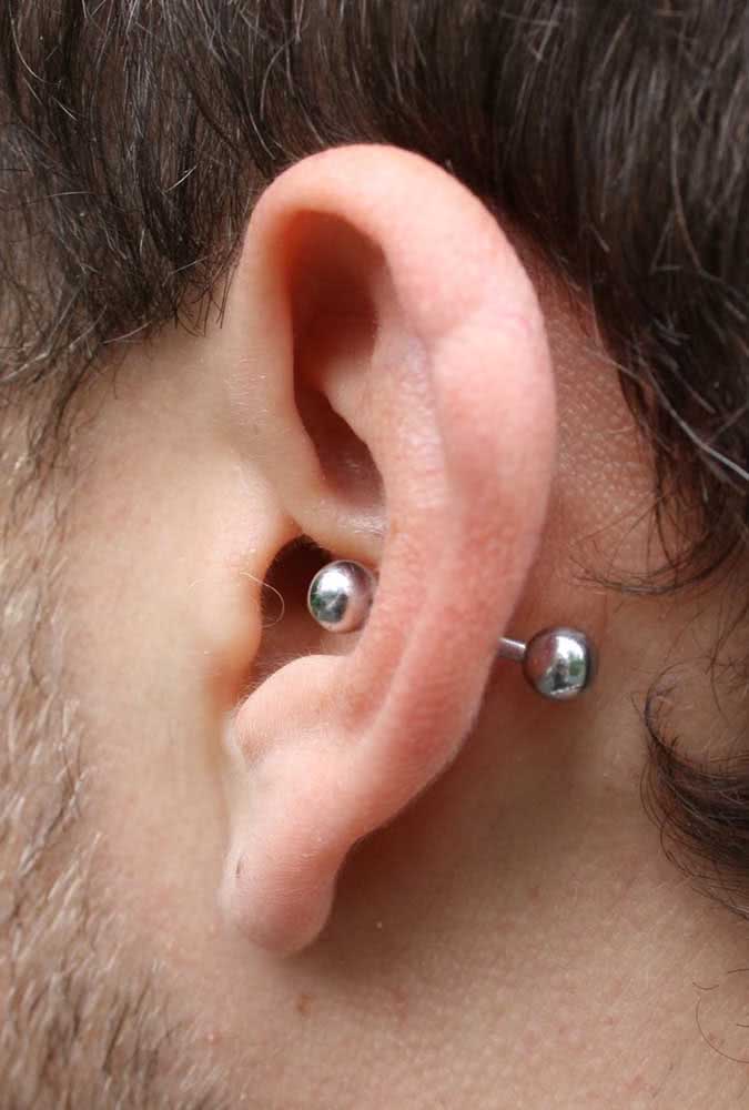 Piercing na orelha masculino conch