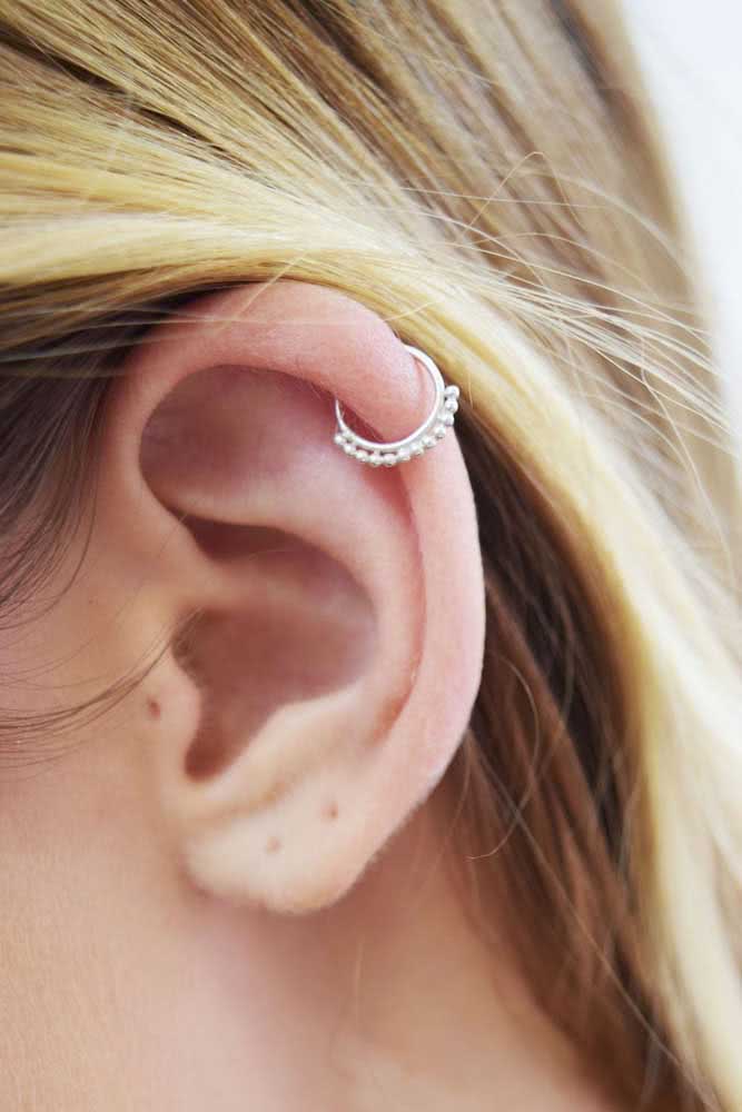Piercing na orelha hélix: opção delicada para as mulheres