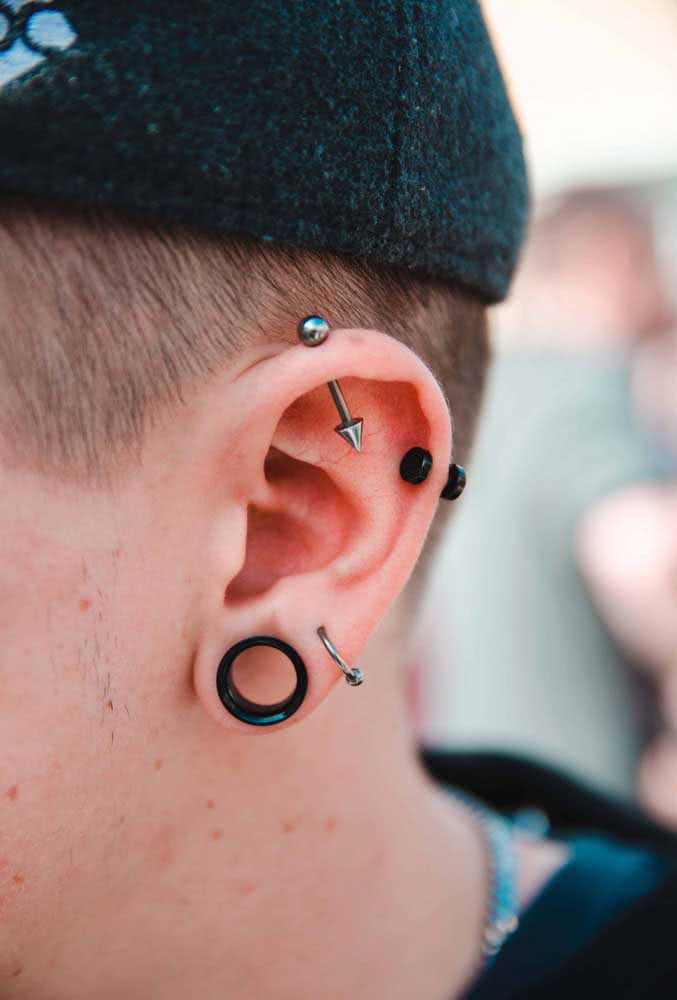 Piercing na orelha masculino com alargador