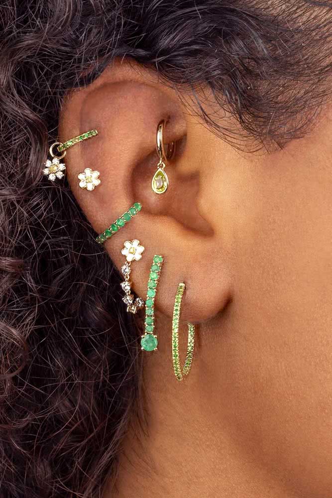 Flores e pedras para o piercing das meninas