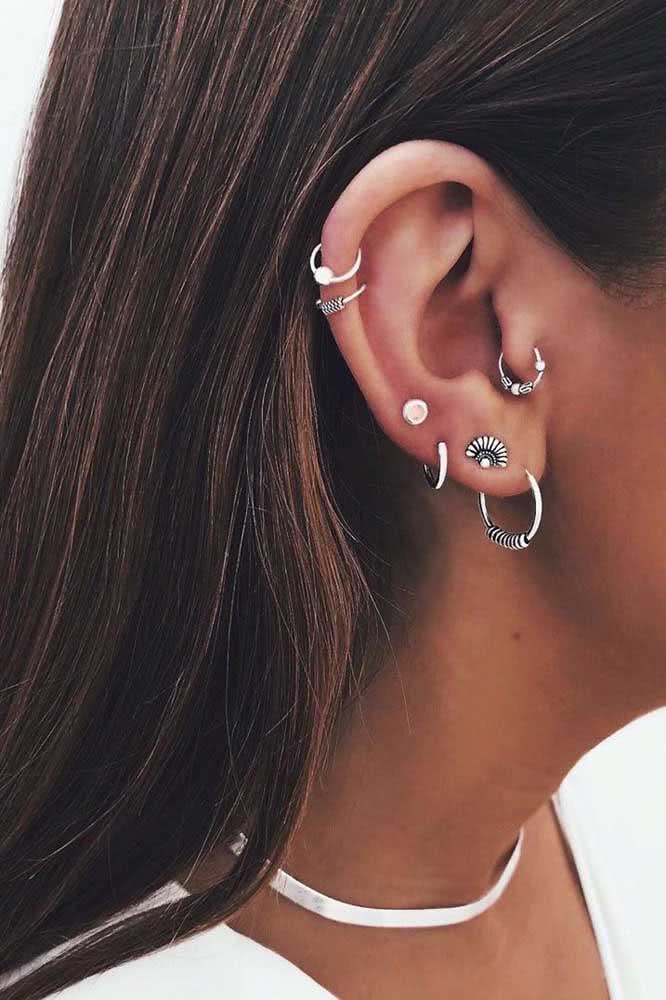 Aproveite cada ponto da orelha para exibir um piercing diferente