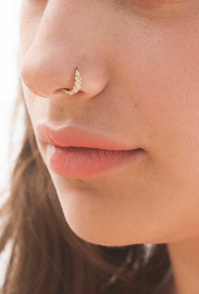 Piercing no nariz com argola indiana (Imagem: Etsy)