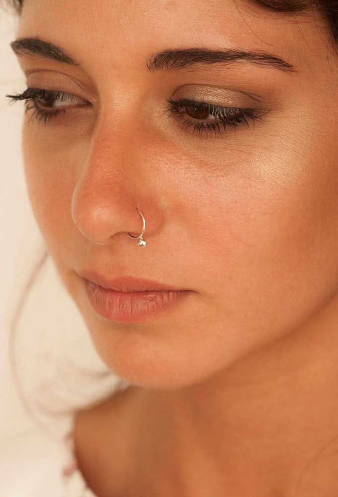 Mude o visual do piercing no nostril usando também a argola (Imagem: Etsy)