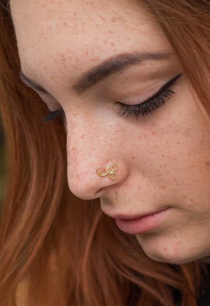 Que tal um símbolo celta no piercing do nariz? (Imagem: Etsy)